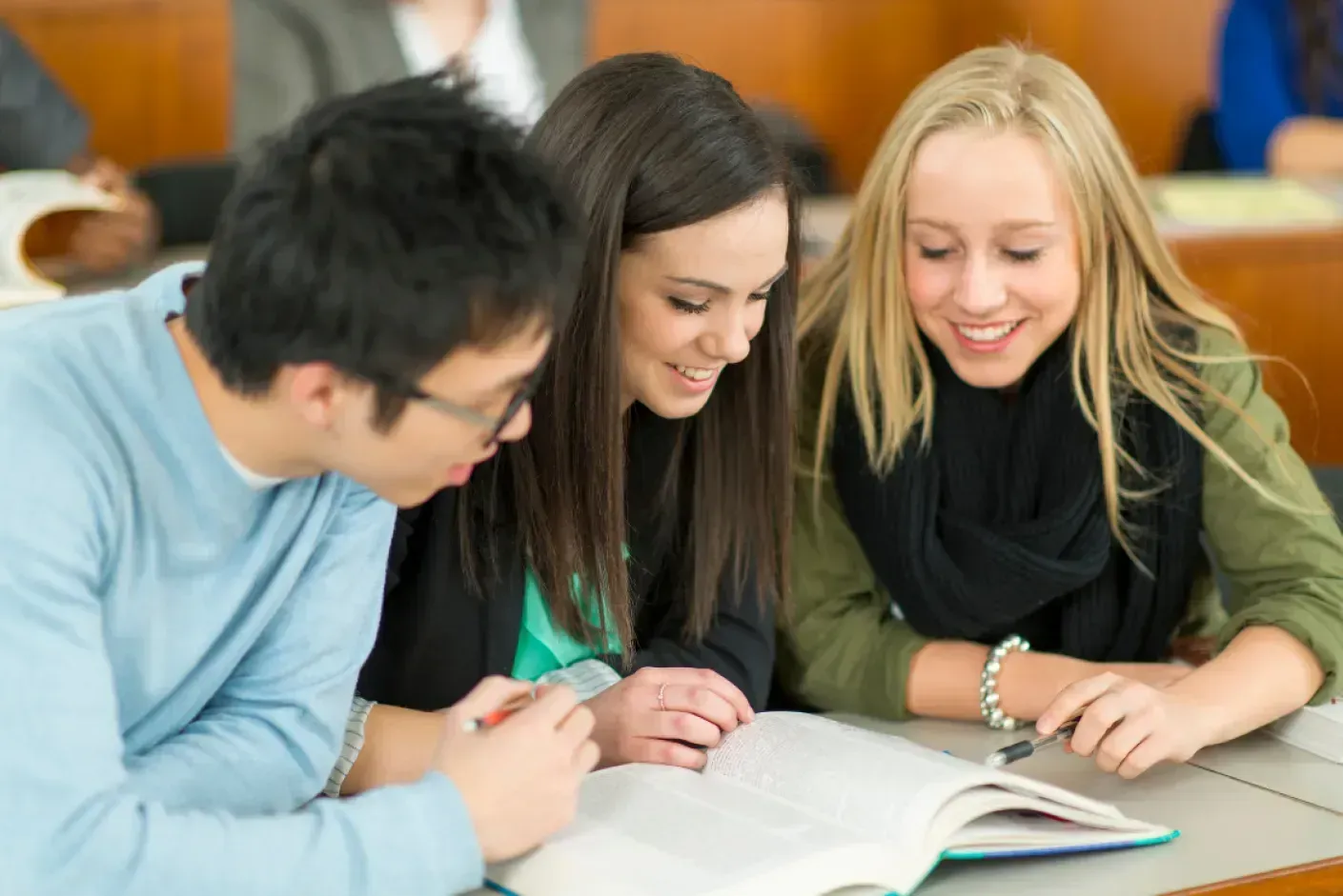 Grupo de estudantes focados nos estudos para os vestibulares universidades