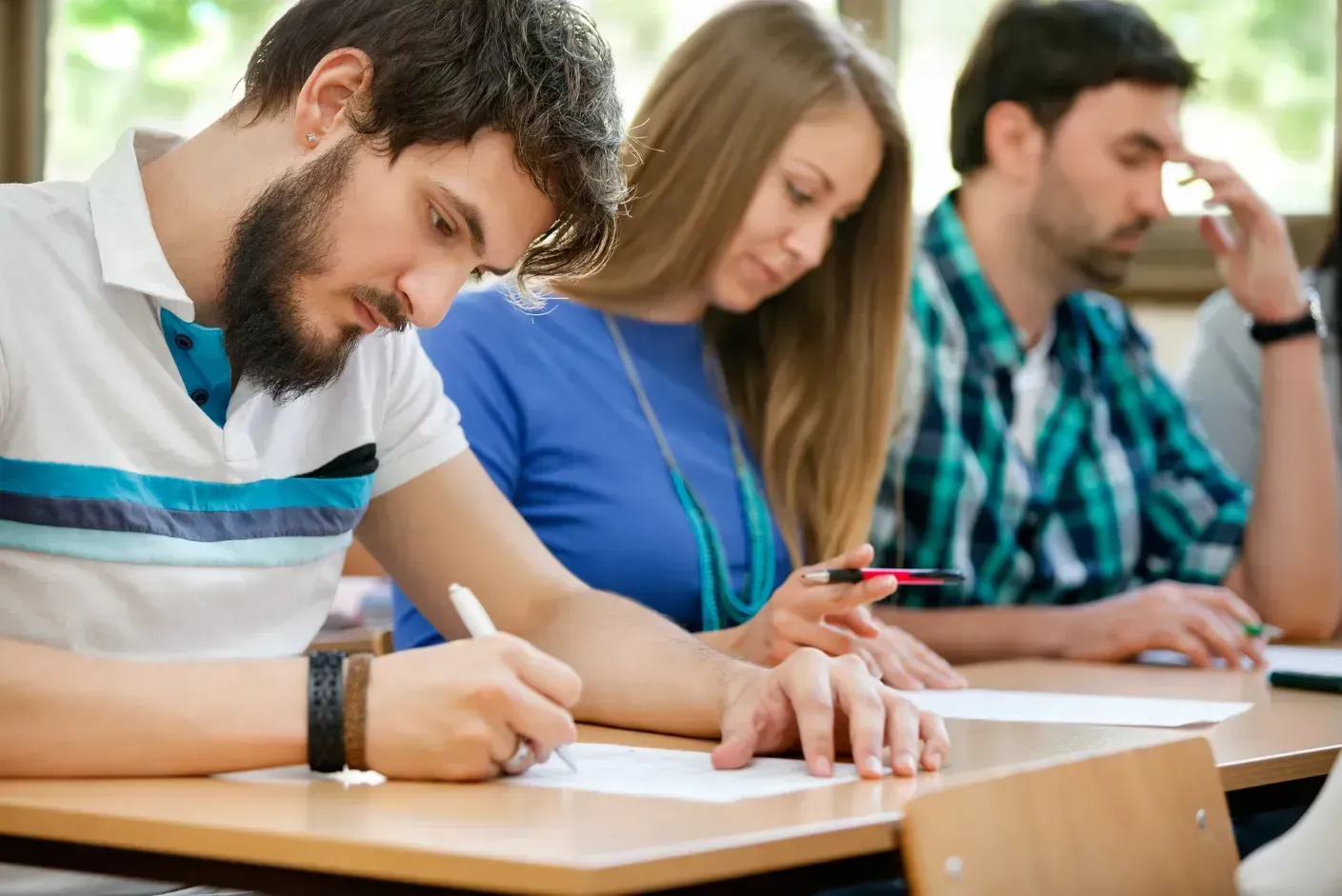 Grupo de estudantes se preparando para os concursos ministerios