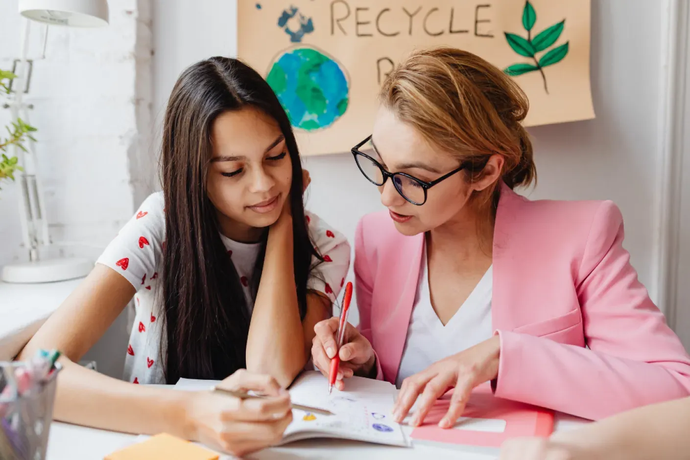 Estudantes se preparando para os Concursos Educação e Escolas, aumentando suas chances de sucesso