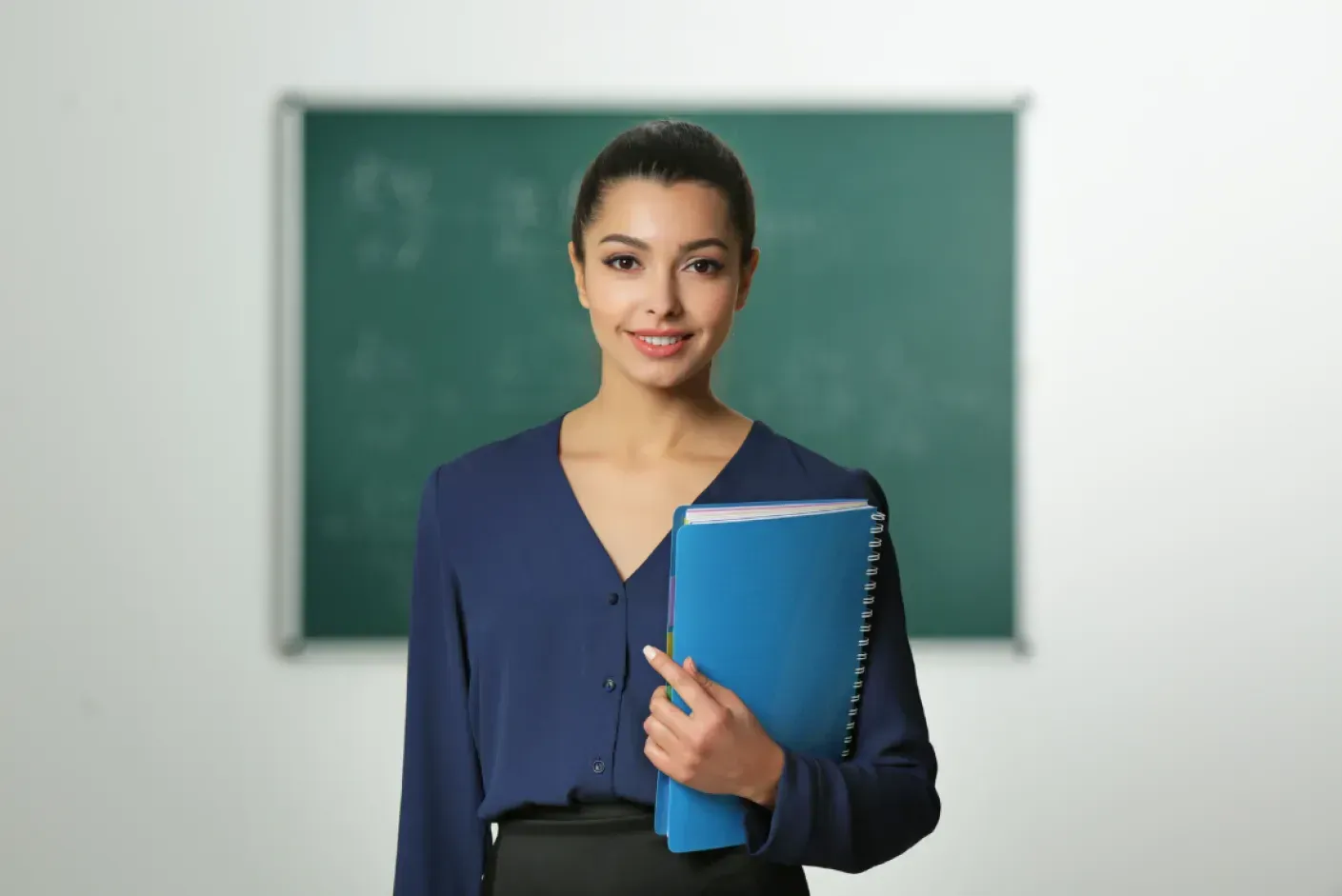 Felizes estudantes com livros e cadernos, candidatos aos Concursos Ensino Médio.