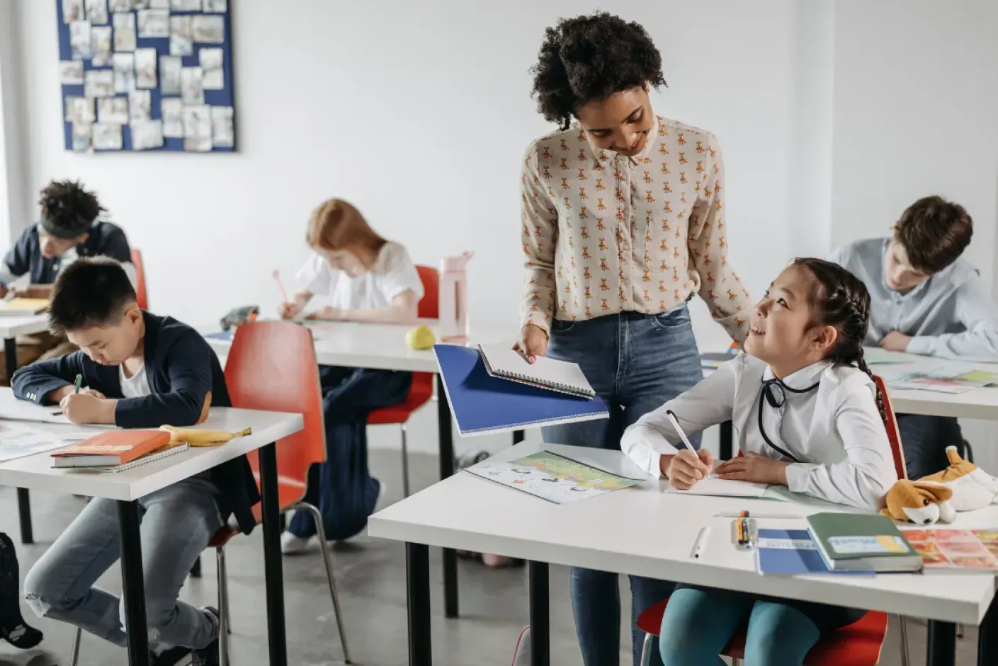 Imagem de um computador exibindo simulados para concursos ensino médio, auxiliando na preparação dos estudantes. Imagem de um computador exibindo simulados para concursos ensino médio, auxiliando na preparação dos estudantes.