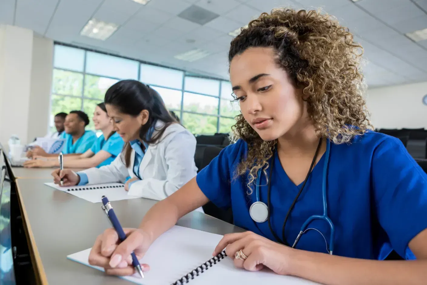 Estudante usando o Simulador Exame Concursos na Área da Saúde para uma preparação eficaz e completa