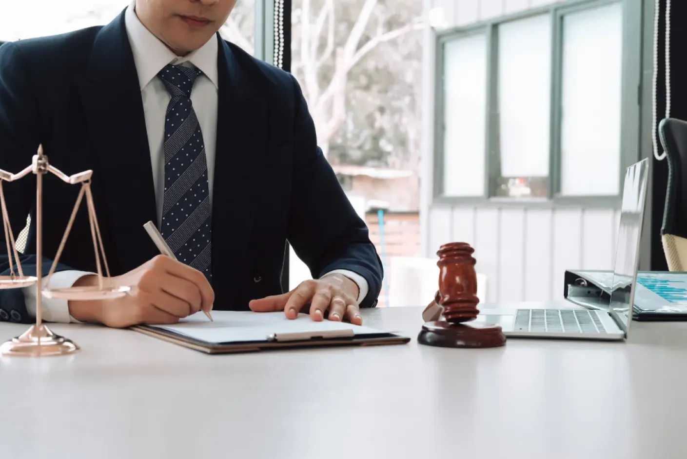 Estudante praticando com Simulado Examen Concursos Tribunais