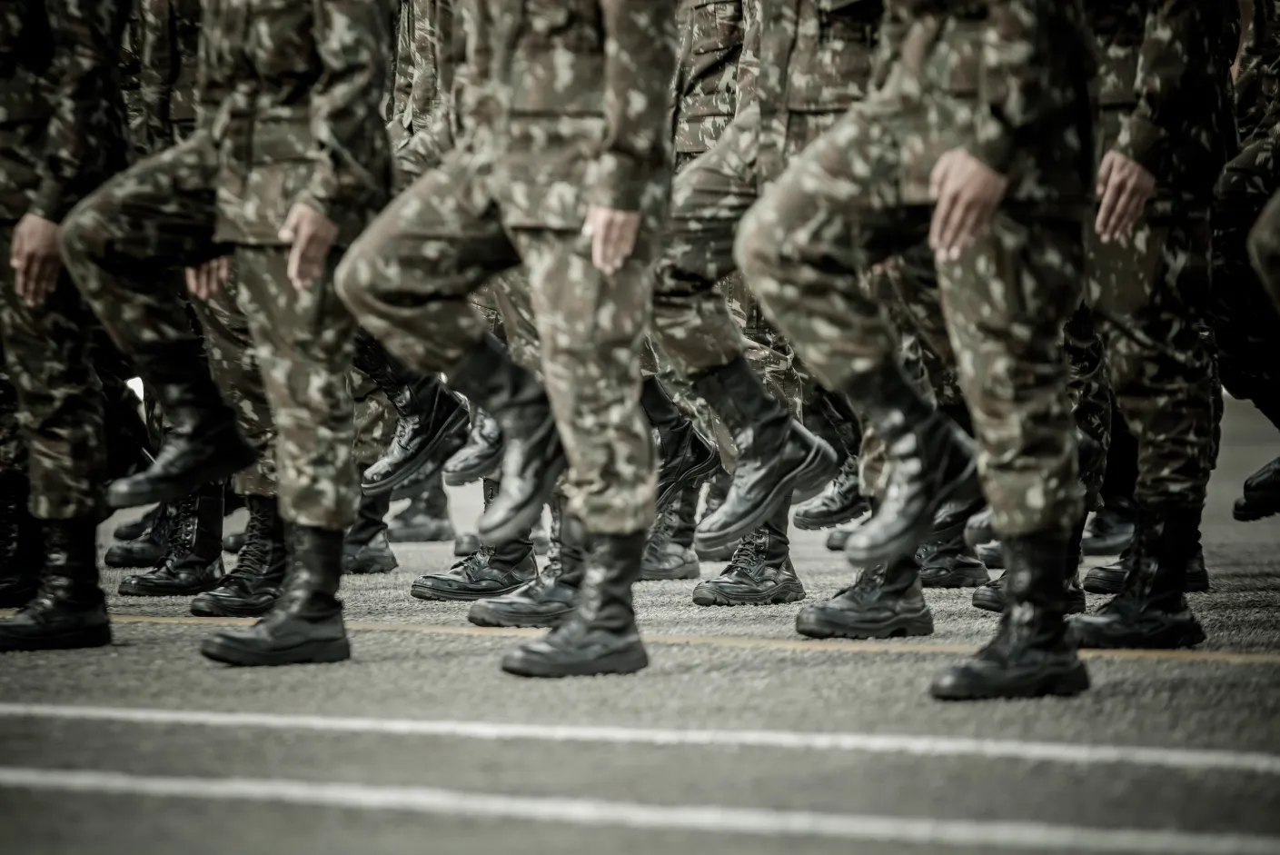 Um grupo diversificado de candidatos do Exército Brasileiro participando de Concursos Exército Brasileiro