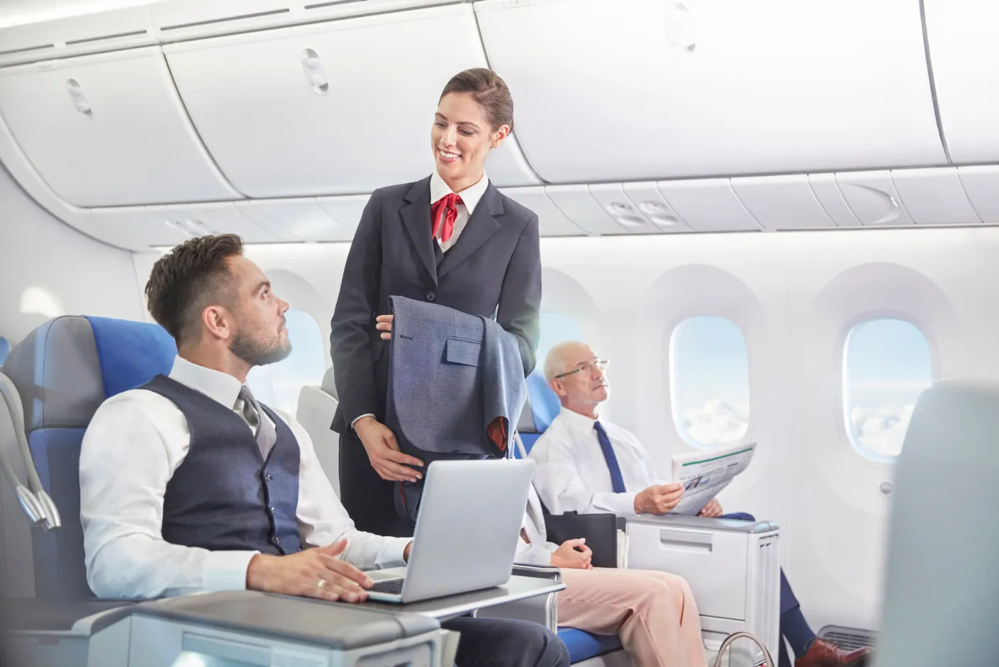 Junge Frau, die sich auf den Flugbegleiter Einstellungstest vorbereitet Junge Frau, die sich auf den Flugbegleiter Einstellungstest vorbereitet