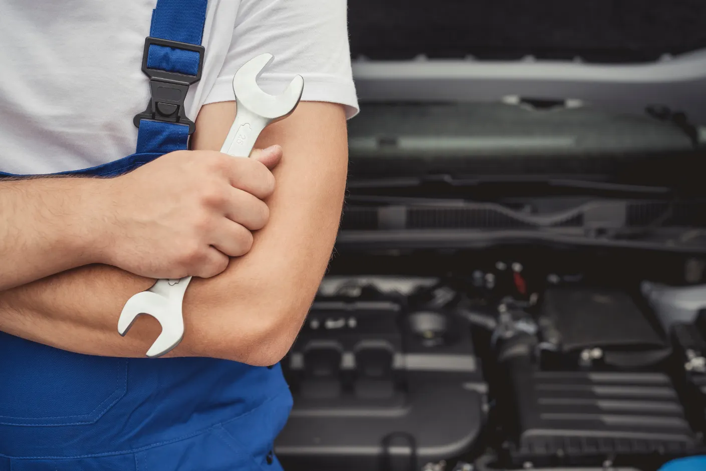 Junge Fachleute bereiten sich auf den Einstellungstest Industriemechaniker vor