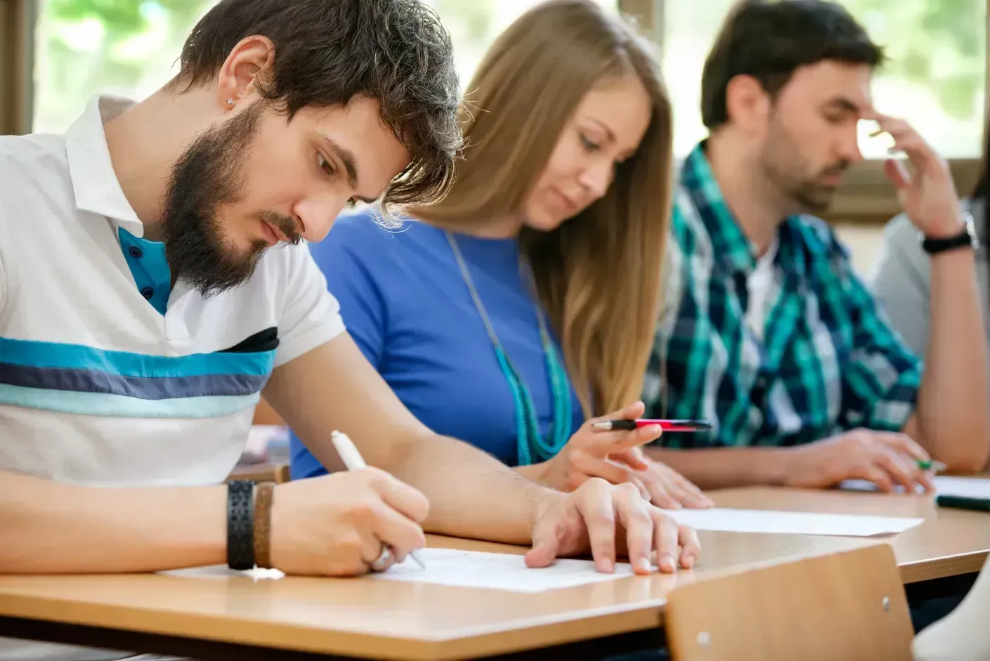 Studierende bereiten sich auf den Sachkundepruefung 34b online test vor