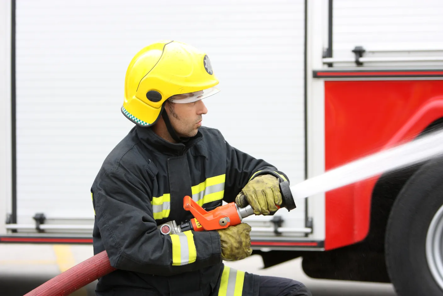 Aspirantes realizando el test bomberos en un centro de examen