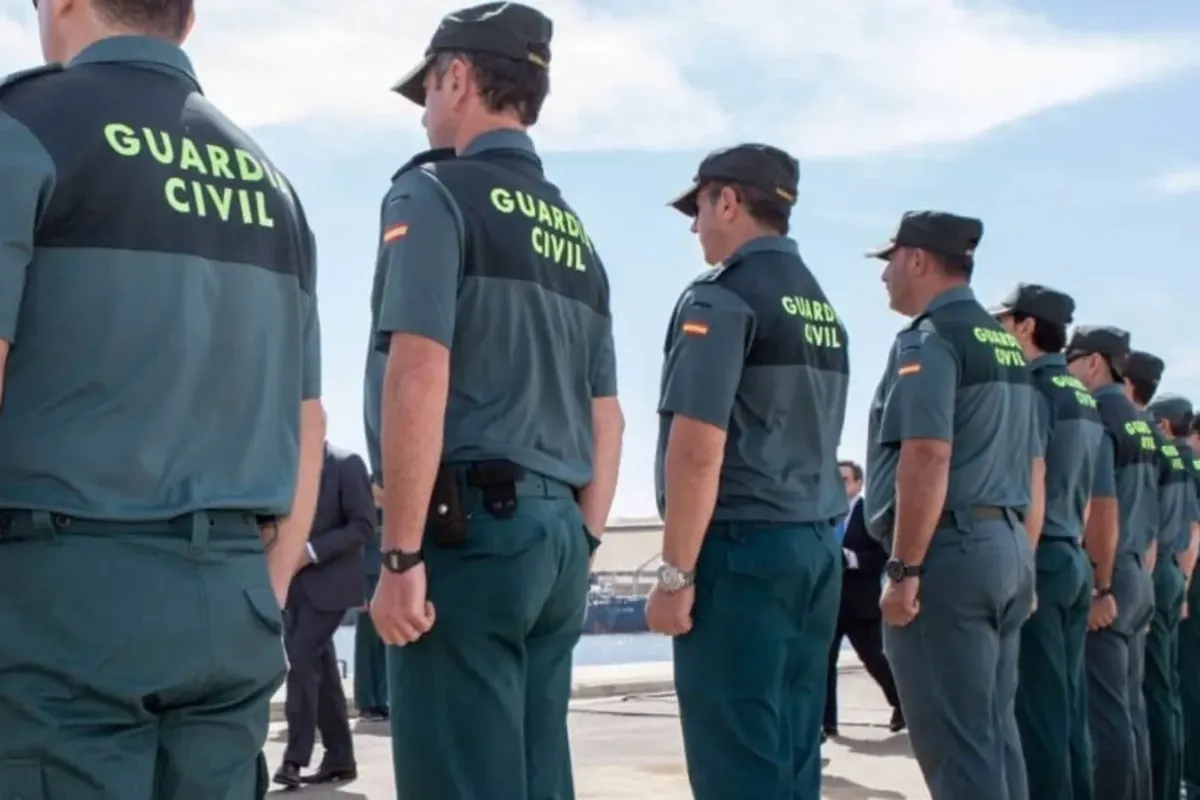 Persona resolviendo el test guardia civil en papel y lápiz