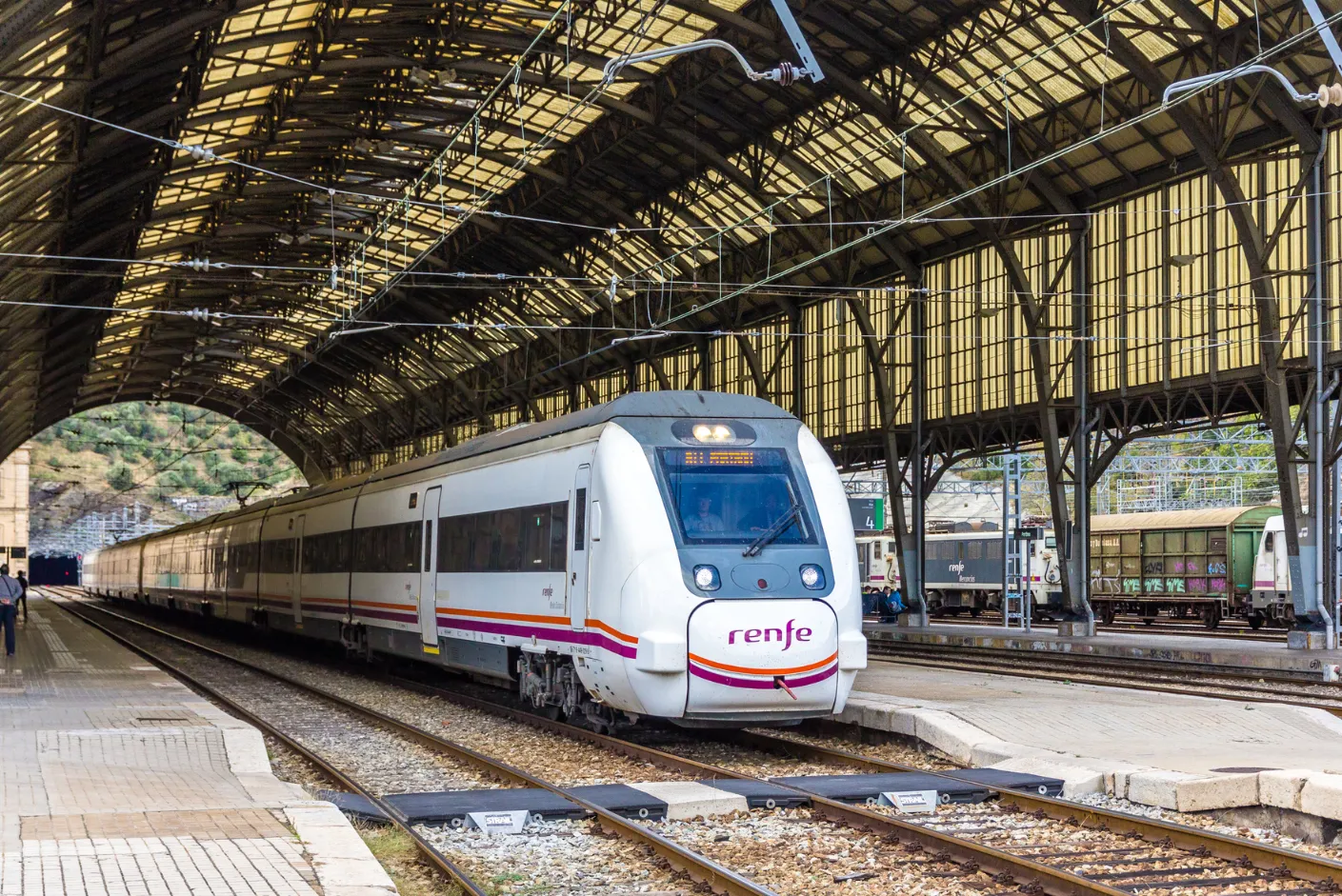 Éxito y carrera profesional en oposiciones Renfe en España. Simulador examen oposiciones renfe te ayudará a aprobar