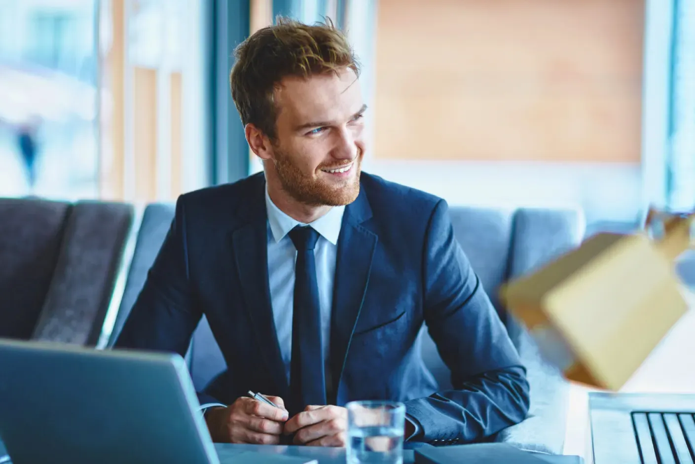 Una persona utilizando un simulador test para el empleo en su computadora portátil.