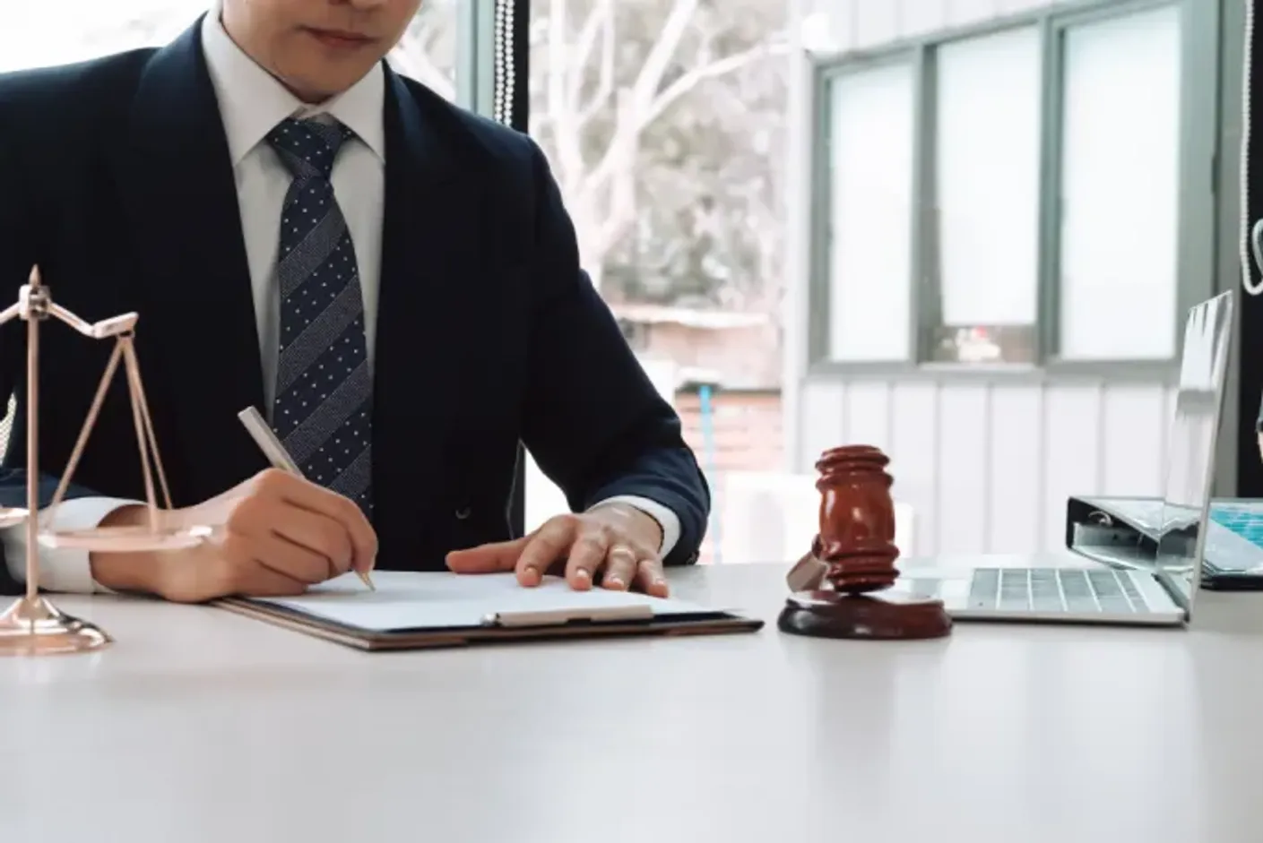 Una mirada detallada a un test oposiciones justicia, herramienta crucial en la preparación para el examen.