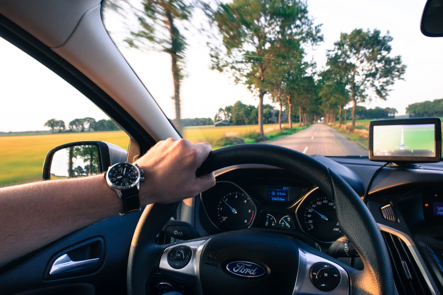 Candidat passant l'examen permis de conduire dans une voiture d'auto-école