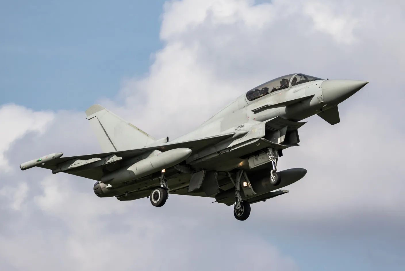 Hélicoptère de l'armée de l'air et de l'espace en mission de patrouille et surveillance Hélicoptère de l'armée de l'air et de l'espace en mission de patrouille et surveillance