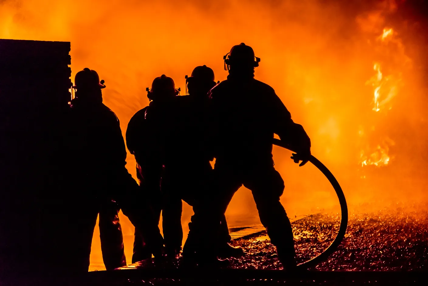 Un gruppo di persone si prepara per la simulazione esame antincendio con i simulatori di spegnimento e i generatori di fuoco1