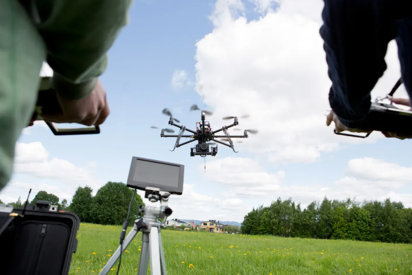 Operador de drone profissional com Licença Drones Sts 02 BVLOS em ação
