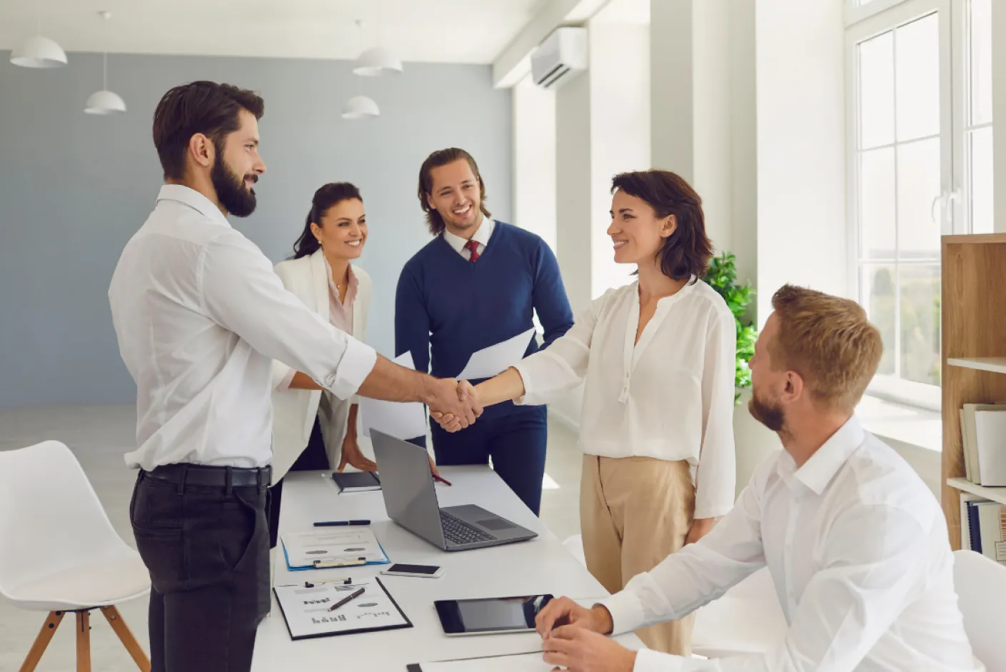 Tudo sobre obter um emprego público. Pratique para a prova de conhecimentos e passe nos procedimentos concursais.