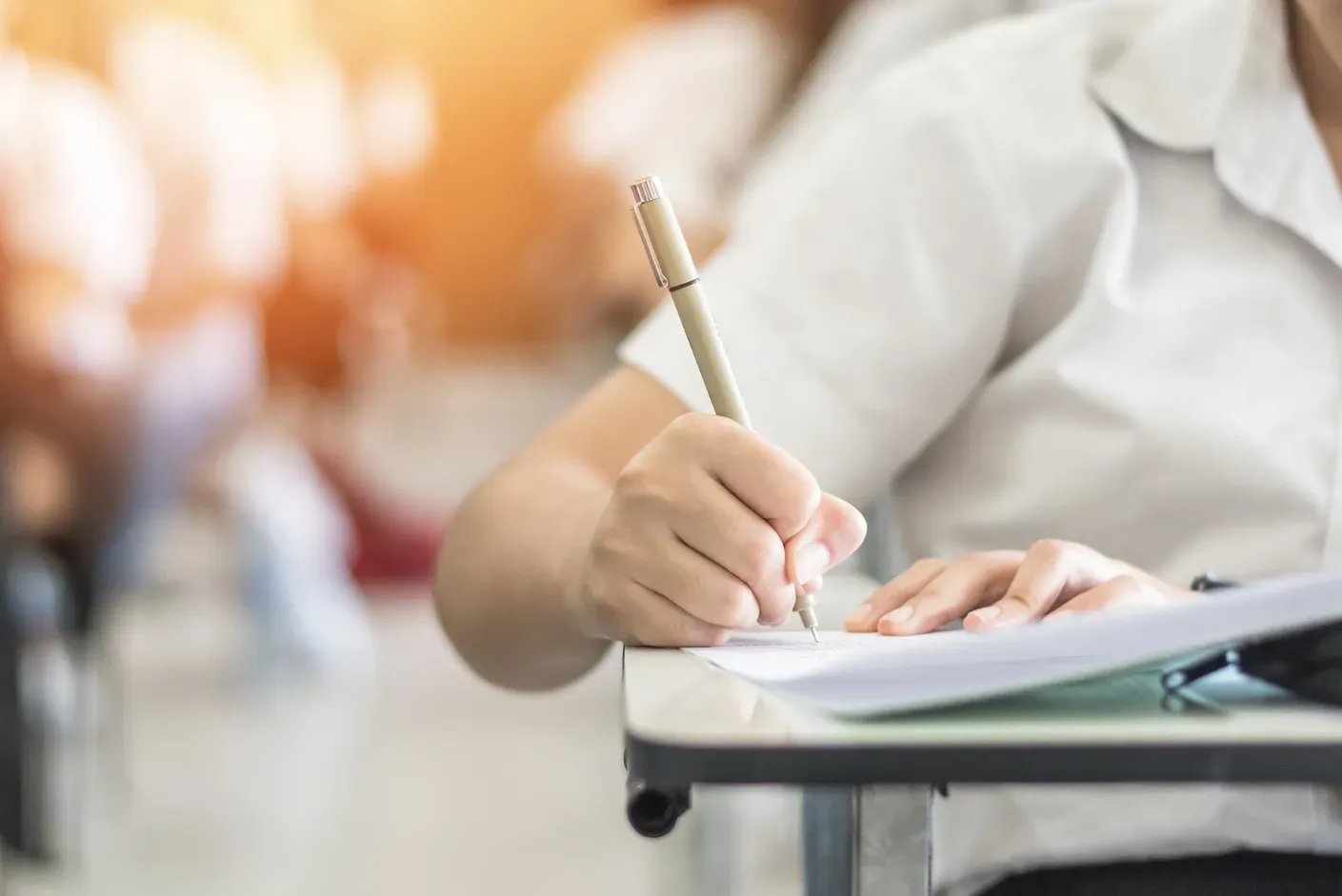 Estudantes se preparando para o test de admissão universidade